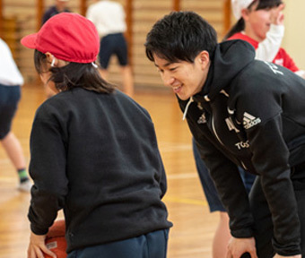 立川八小で、アルバルク選手による実技練習。