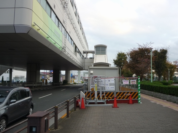 多摩都市モノレール泉体育館駅の工事