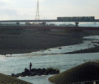 立川の公園・日野橋の北「野球場前バス停」西側の公園