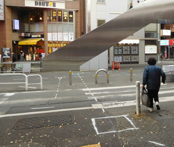 立川の不思議・再発見♪ “ナスカの地上絵?? JR立川駅南口に描かれた…”