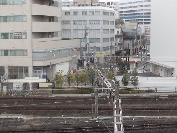 立川 雪が降っています。