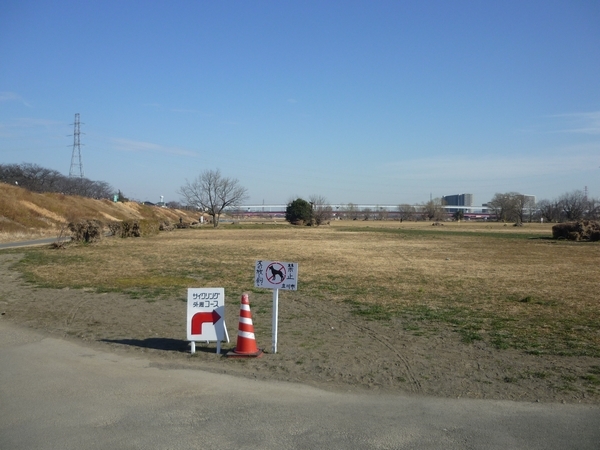 多摩川河川敷の様子　立川