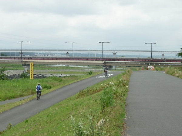 日野橋下のサイクルロード