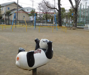 立川の公園・都営立川松中アパート17号棟前の公園