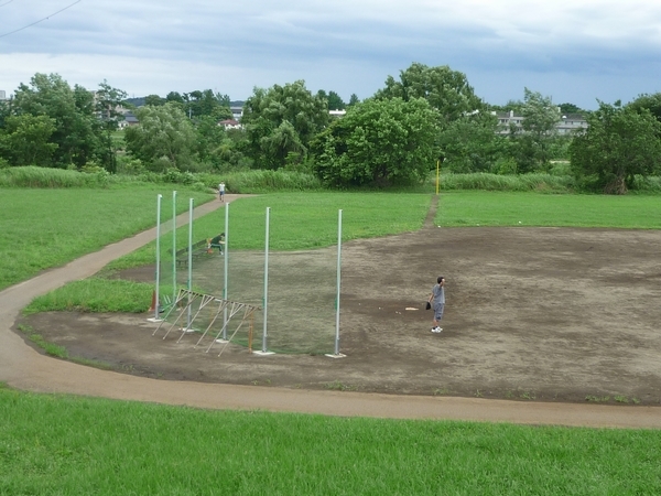 多摩川河川敷の様子　立川（7月）