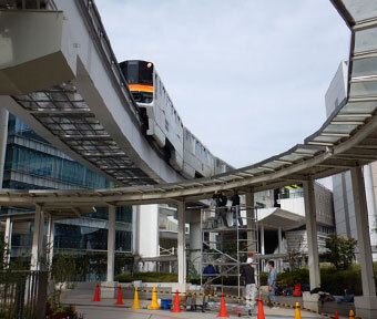 JR立川駅の西口「タクロス広場」のイルミネーション