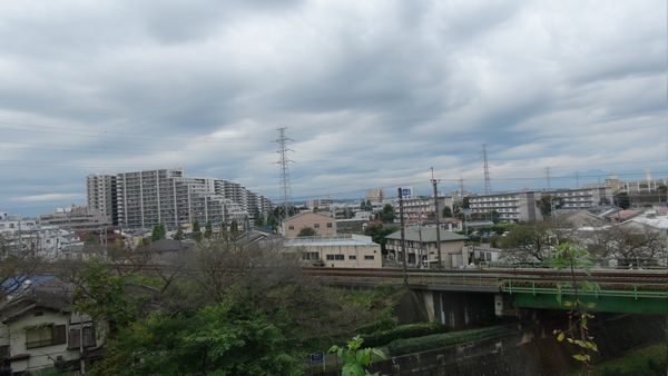 中央線と残堀川　晩秋？