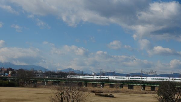 多摩川河川敷と中央線