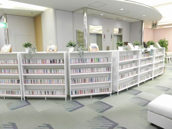 立川市中央図書館３階くつろぎ読書学びコーナー