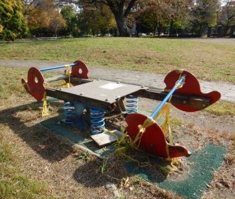 上砂町の公園・個性的な遊具が破損していた…