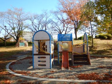 多摩川と残堀川に挟まれた公園・唯一の遊具が使えません！