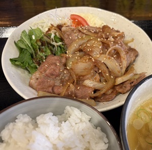 曙町「もつ焼き36(サム)」のランチ