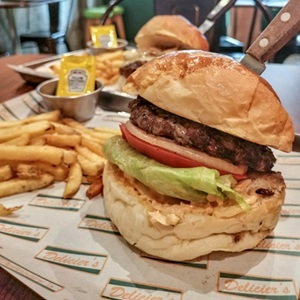 曙町ランチ Delicier’s本格炭火焼きハンバーガー専門店