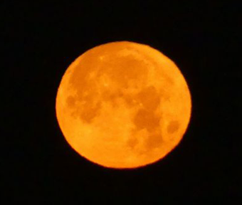 オレンジ色の満月