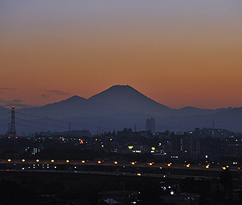 立川から、夕暮れ時の富士山。