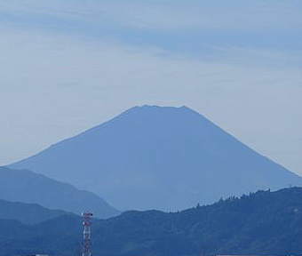 富士山が顔を出しています。